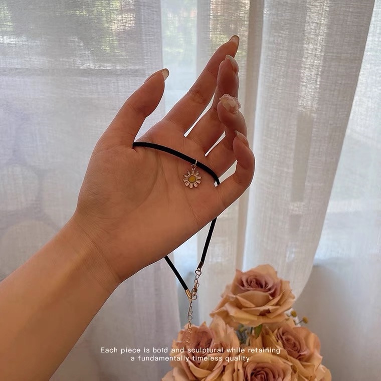 Vòng cổ Choker Ngắn Mặt Hoa Cúc Màu Đen Phong Cách Hàn Quốc Cho Nữ