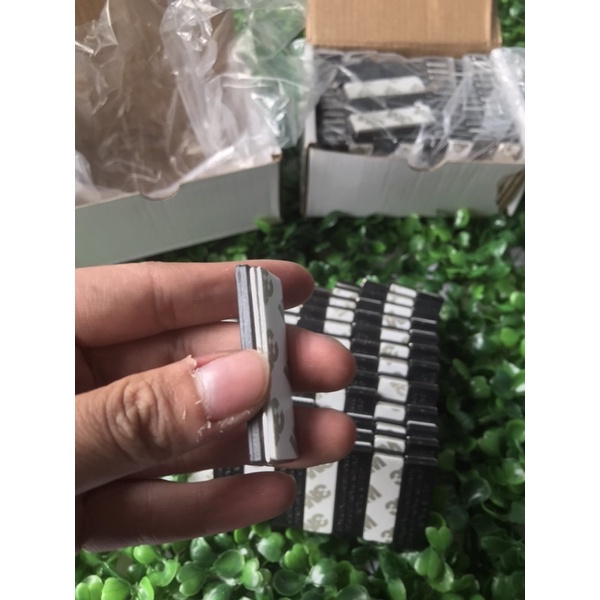 Nam châm bảng tên nhân viên, Nam châm 3 viên