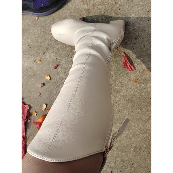 Sẵn Boots cổ V cao nâng gót  dành cho các bạn gái vào năm 2022 này