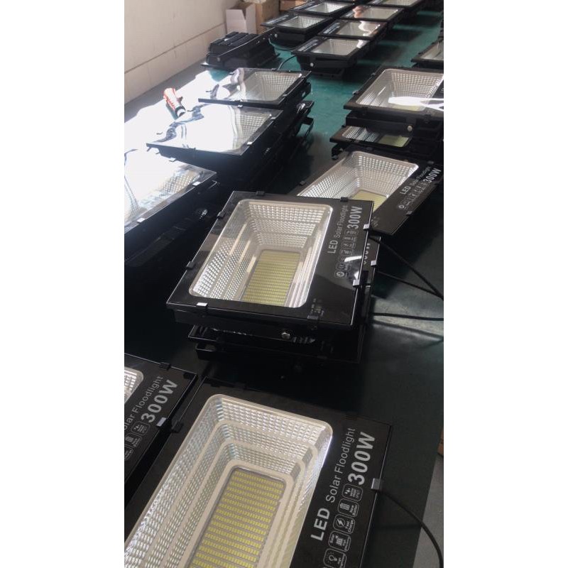 đèn năng lượng mặt trời 300w
