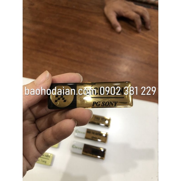 Bảng tên nhân viên cài áo đế nam châm theo yêu cầu