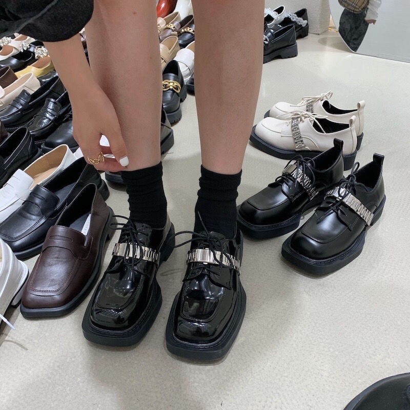 Giày oxford mũi vuông có phụ kiện kim loại