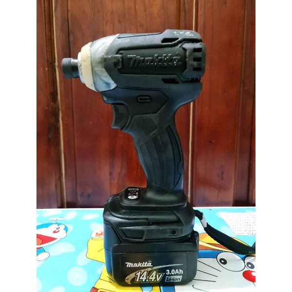 Máy bắn vít makita td136