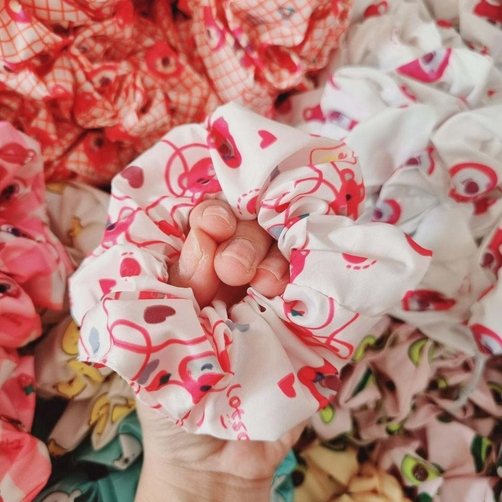 Cột tóc Scrunchies Gấu Dâu Hồng lotso cute