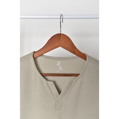 Áo thun tay ngắn cổ tròn xẻ chữ V D.U