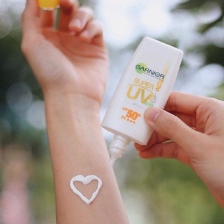 Kem Chống Nắng Làm Sáng Da Kiềm Dầu Mịn Lì Garnier Light Complete Super UV Matte