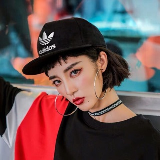 Snapback đen logo thêu