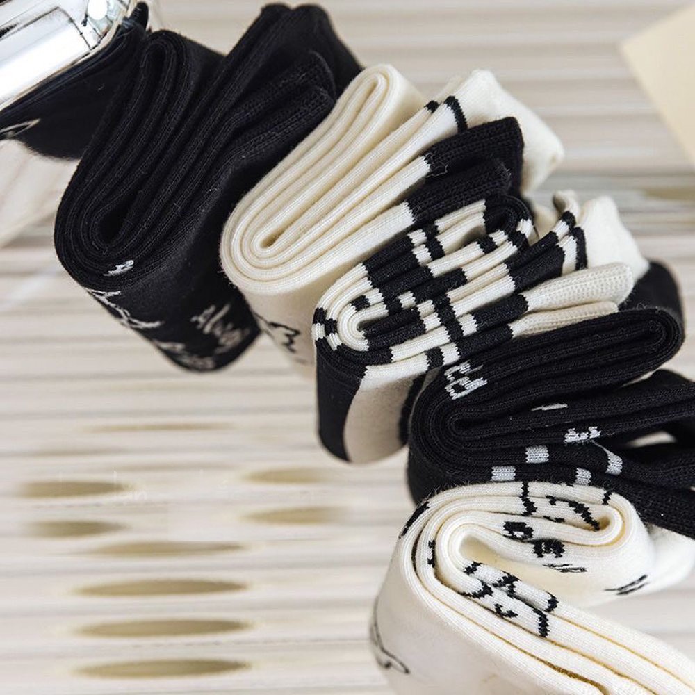 Tất nữ cổ cao họa tiết đáng yêu, tone màu trắng đen đơn giản, trẻ trung, chất liệu co dãn, thấm hút mồ hôi