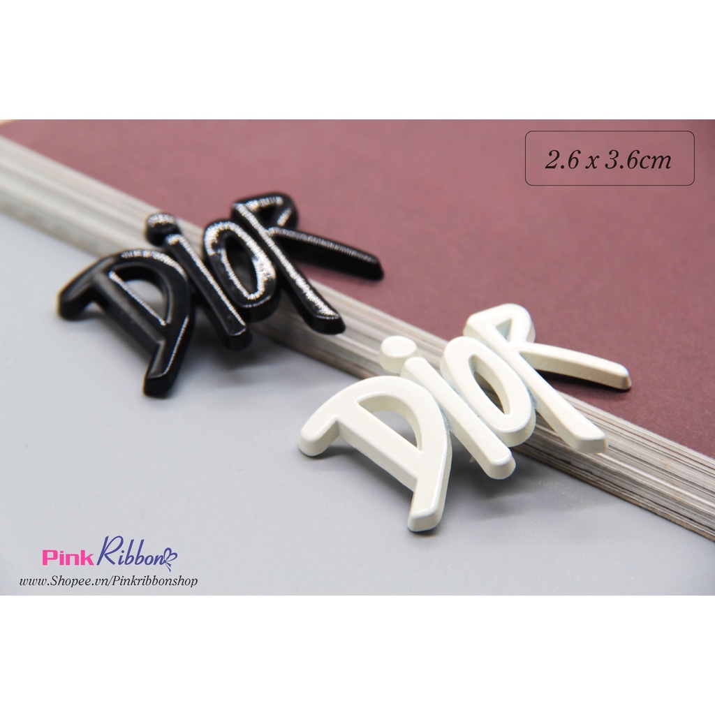 Charm chữ D10R đen-trắng