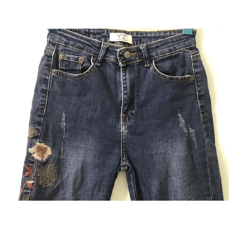 Quần jean thêu hoa. A06