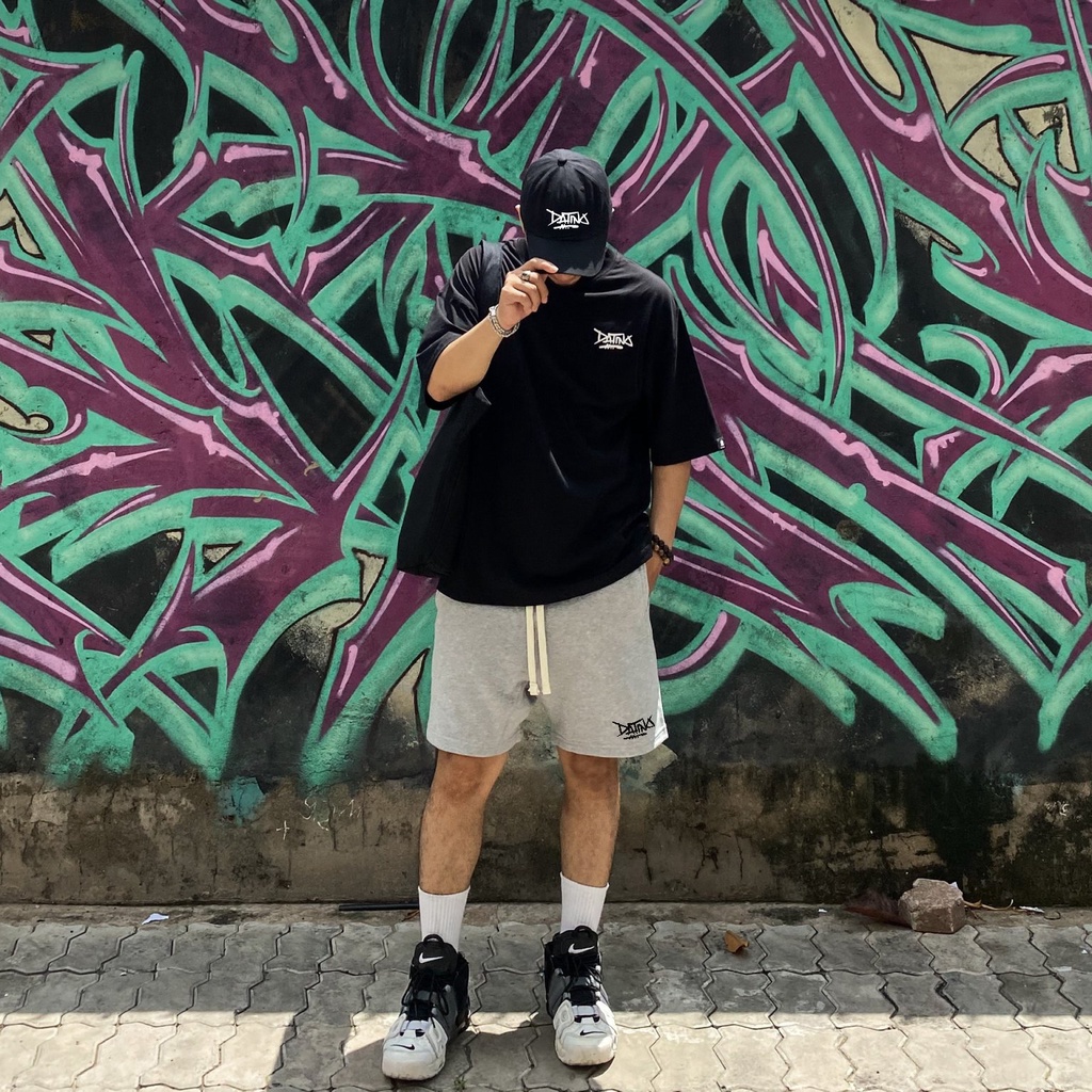 Quần short thun nam DATINO Signature màu xám xước 100% cotton da cá chất dày dặn, form rộng mặc trên gối.