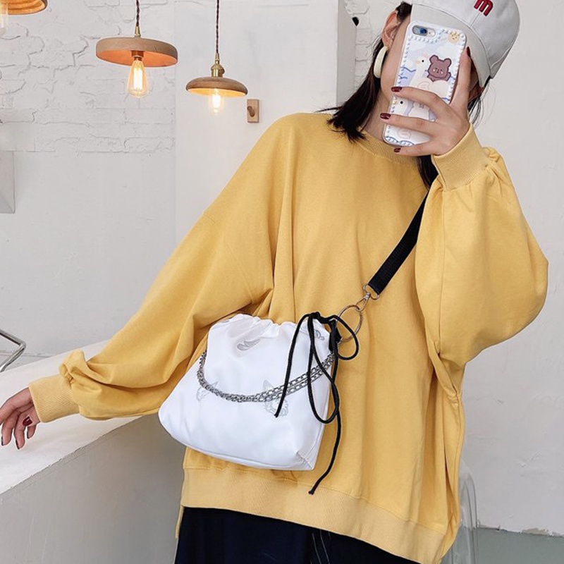 Túi Đeo Chéo Hình Bướm Phản Quang Phối Dây Xích Phong Cách Hàn Quốc Y2K