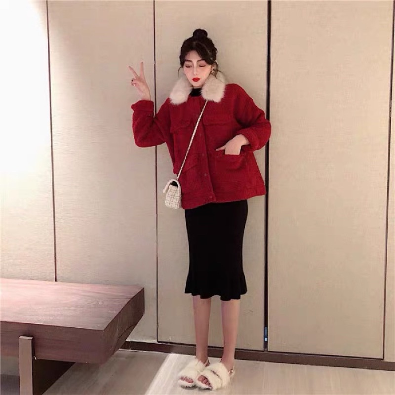 Áo khoác dạ màu đỏ cổ có gắn lông mang phong cách hàn quốc năng động
