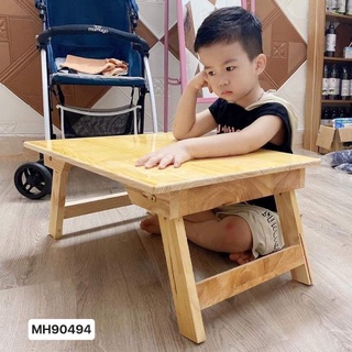 Có phải đây là cái bàn gỗ thông mà các mom đang tìm kiếm?! 😆😆Cái mặt bàn bóng nhoáng chống bám bẩn, chống xước, sờ tay