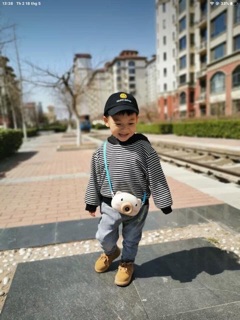 Lợn ụt ịt thổi bong bóng cho bé