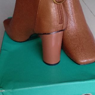 Bốt da nâu đế trụ