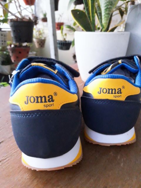 Giày thể thao hiệu Joma