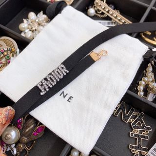 Vòng chocker Dior, jadior