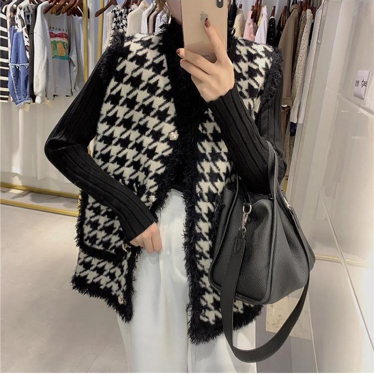 Áo không tay vải nhung phối tua rua phong cách mới dành cho nữ 2021 | BigBuy360 - bigbuy360.vn