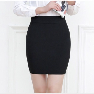 Chân váy bút chì dáng ngắn xẻ sau vừa tôn dáng lại không quá gò bó