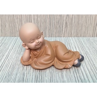 Chú tiểu nằm thư giãn