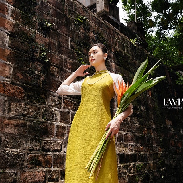 Áo dài truyền thống Lamia Design AD075 tơ xước Nhật màu vàng pha lá mạ bốn tà quý phái