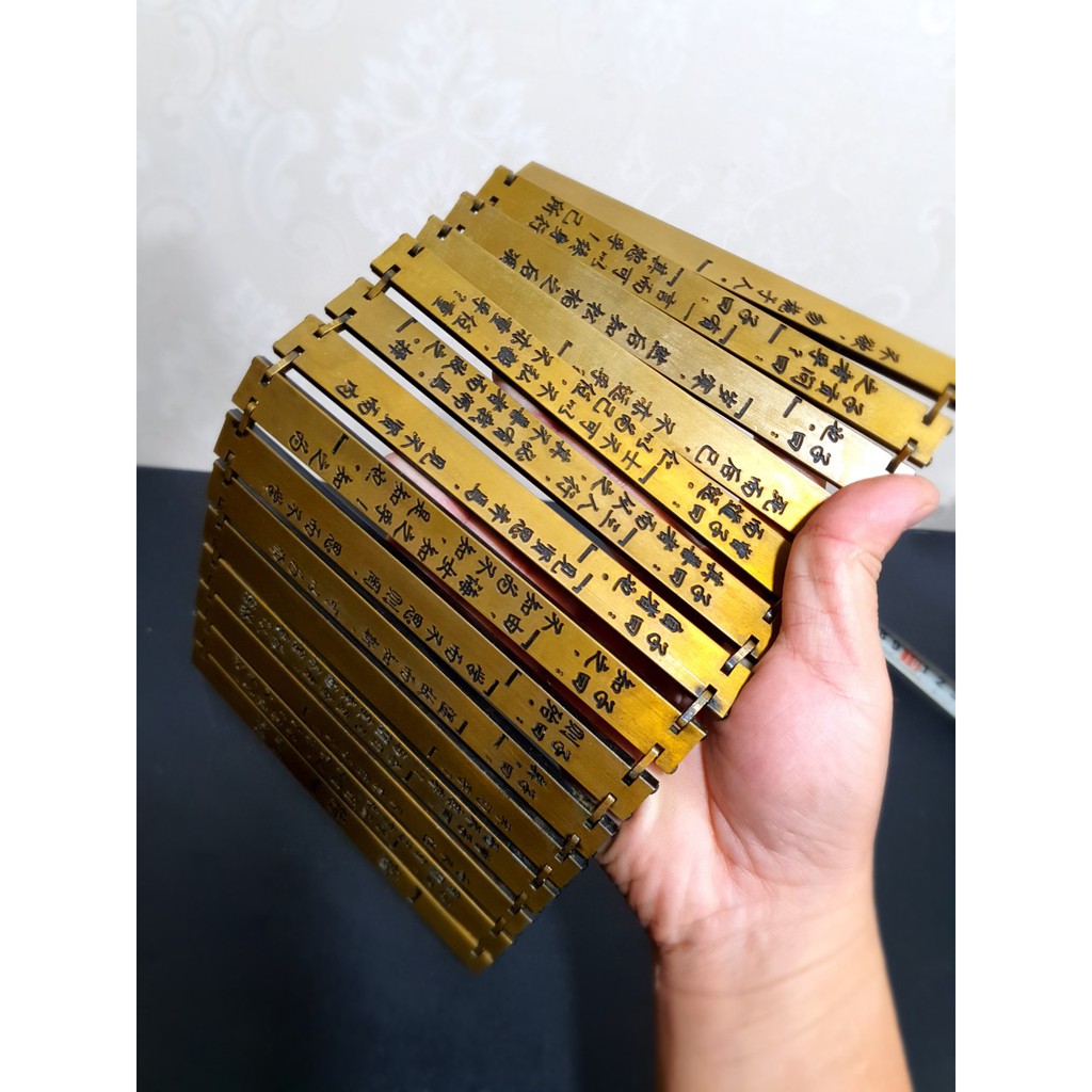 Cuốn luận ngữ 1 trong 8 bài dăn của KHỔNG TỬ bằng đồng đúc tạc chữ Hán sưu tầm phong thuỷ