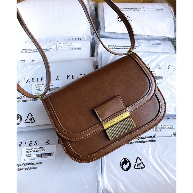 Túi chữ C khuy gài size 22 da mịn