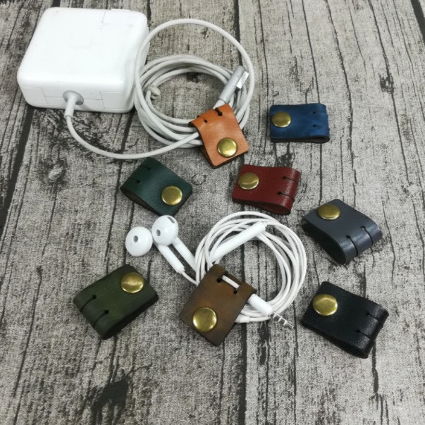 Phụ kiện giữ dây cáp sạc laptop Macbook, Dell, HP ,tai nghe gọn gàng tiện lợi bằng da bò. | BigBuy360 - bigbuy360.vn