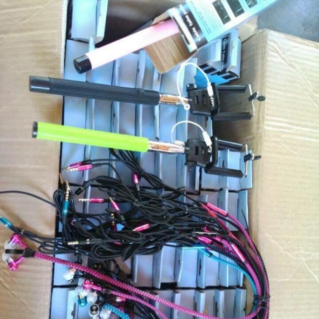 Gậy chụp hình + tai nghe dây kéo