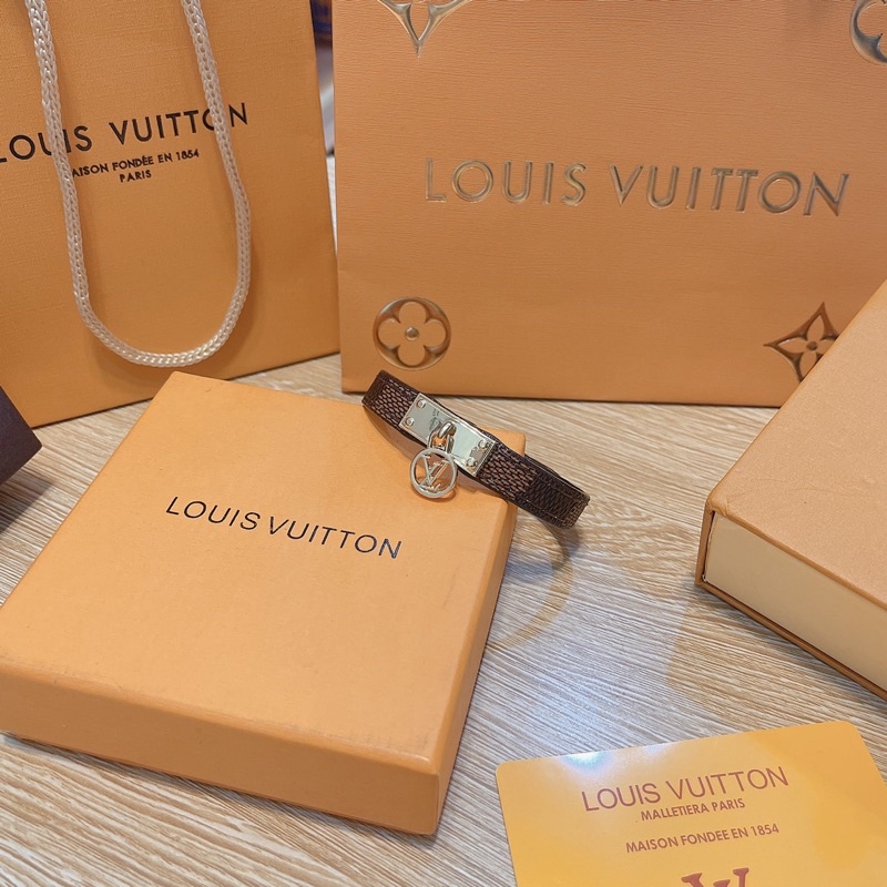 Vòng tay mặt lắc lv