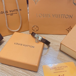 vòng tay mặt lắc lv