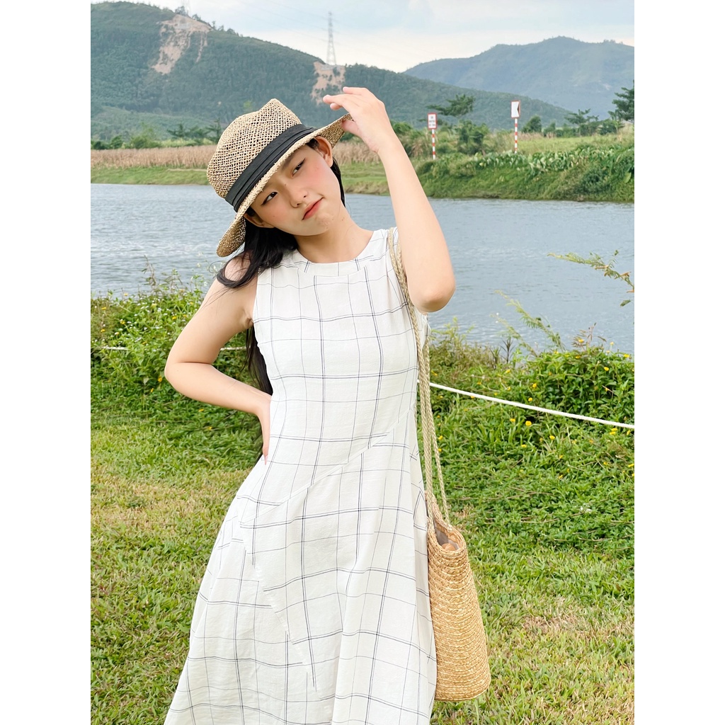 Đầm midi sát nách thời trang nữ cổ tròn tà xéo thời trang GAGO hoạ tiết caro trắng sữa GG4020