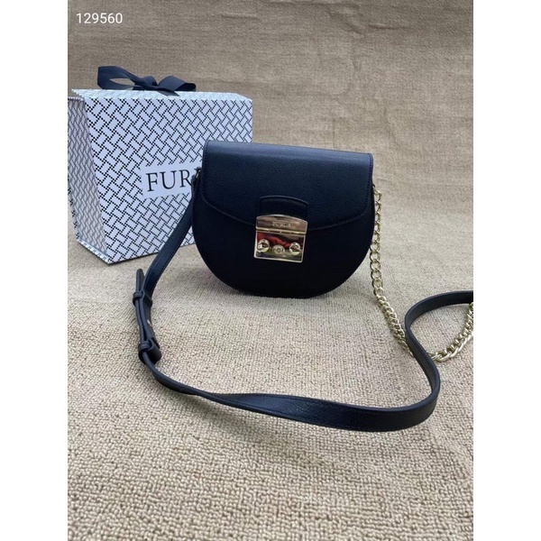 Túi đeo chéo nữ FURLA METROPOLIS Hàng xuất  chi tiết chuẩn, từ đường keo mũi chỉ đến logo khắc đều sắc nét.
