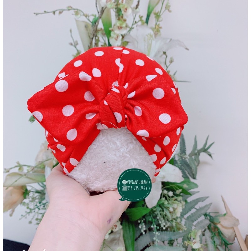 Turban chấm bi đo và trắng