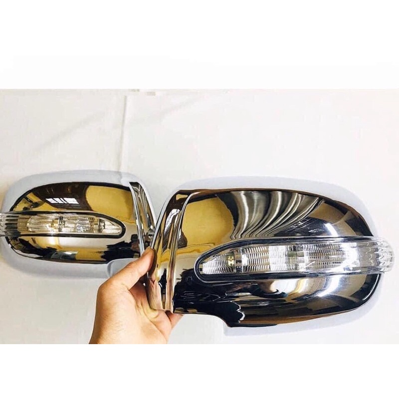 Ốp gương chiếu hậu Toyota Innova loại có đèn xi nhan