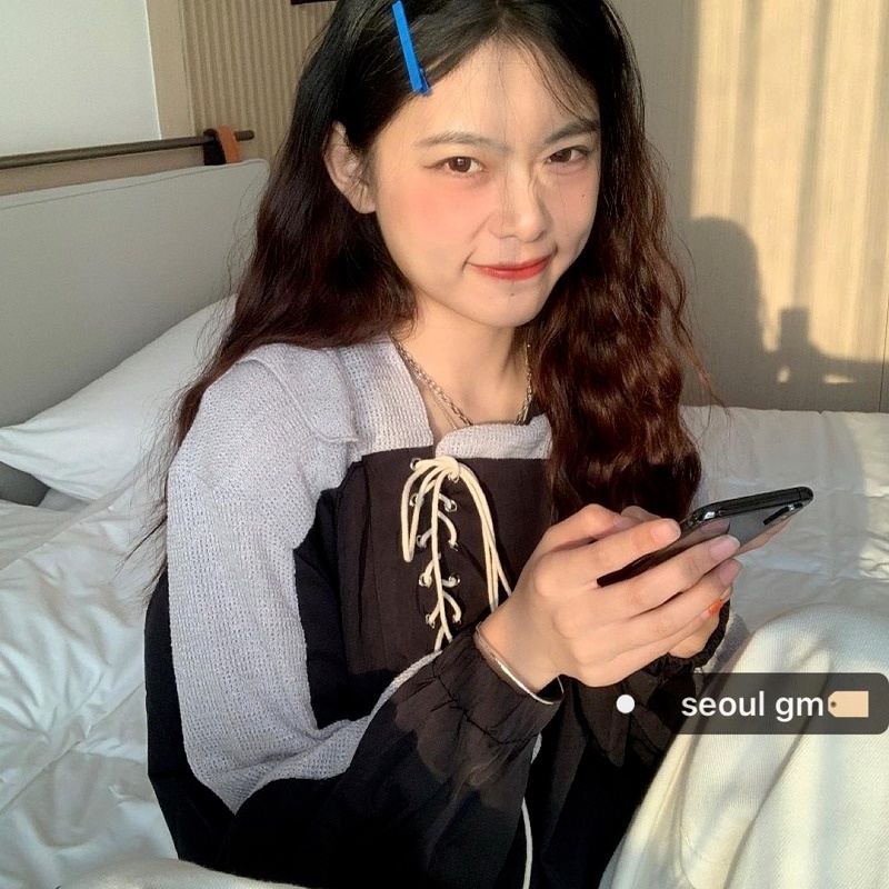 Áo Sweater chui đầu tay dài cổ bẻ phối ren thiết kế lệch tà kiểu Hàn Quốc mới cho nữ