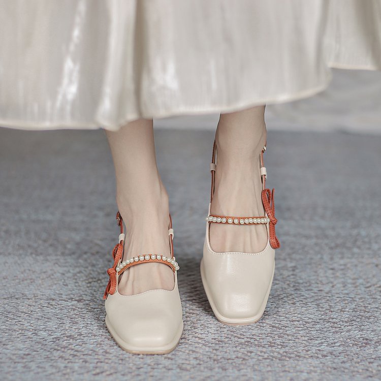 Giày da bít mũi gót vuông phối ngọc trai thanh lịch