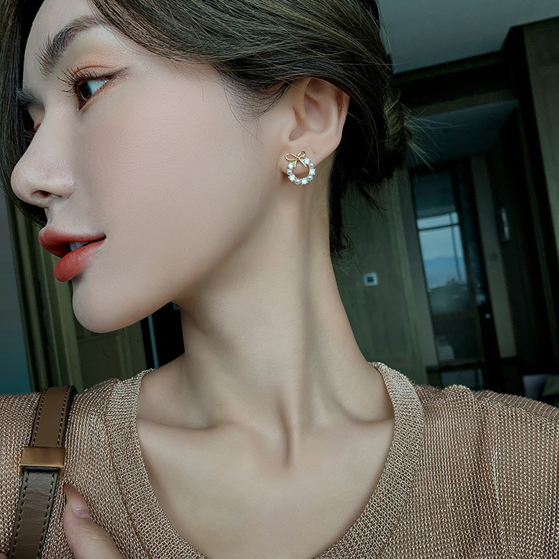 Bông tai nữ hình vòng hoa đính hạt ngọc trai phong cách Hàn Quốc mới
