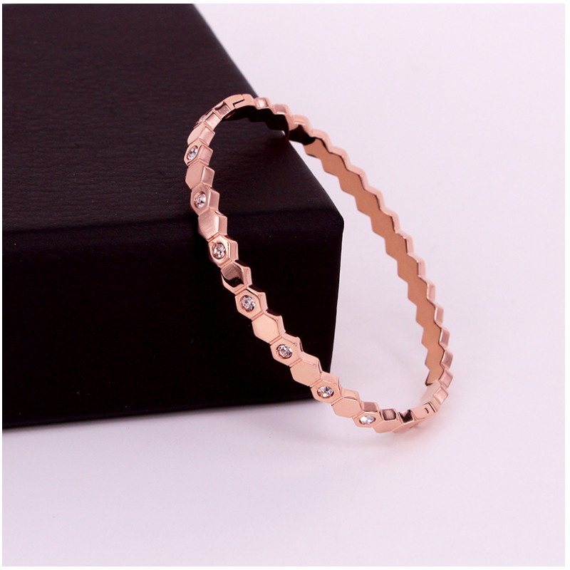 Vòng Tay Titan Nữ Ko Đen Kiểu Tổ Ong Đính Đá Nhân Tạo TT 4063