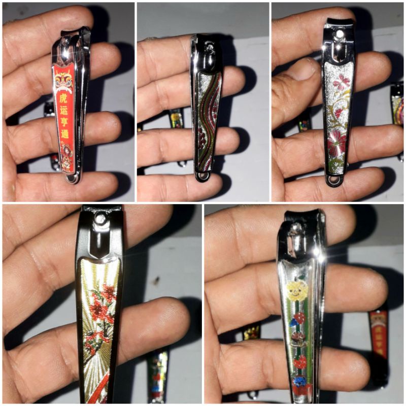 Một cái bấm cắt móng tay hoặc móng chân bằng thép không gỉ dài 8cm