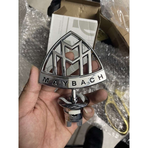 Logo Maybach gắn capo xe Mercedes