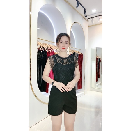Jumpsuit ngắn phối ren vai