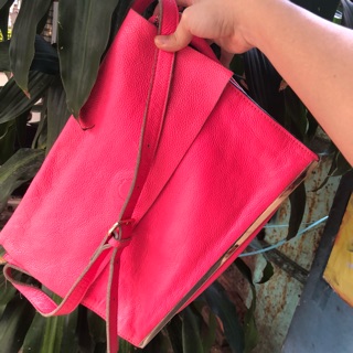 Túi đeo chéo hồng neon da thật