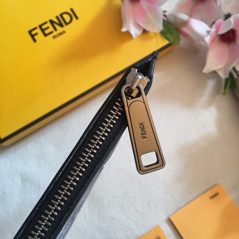 clutch cầm tay nữ da thật dáng dài kéo khóa in họa tiết hoa lá Fendi FD