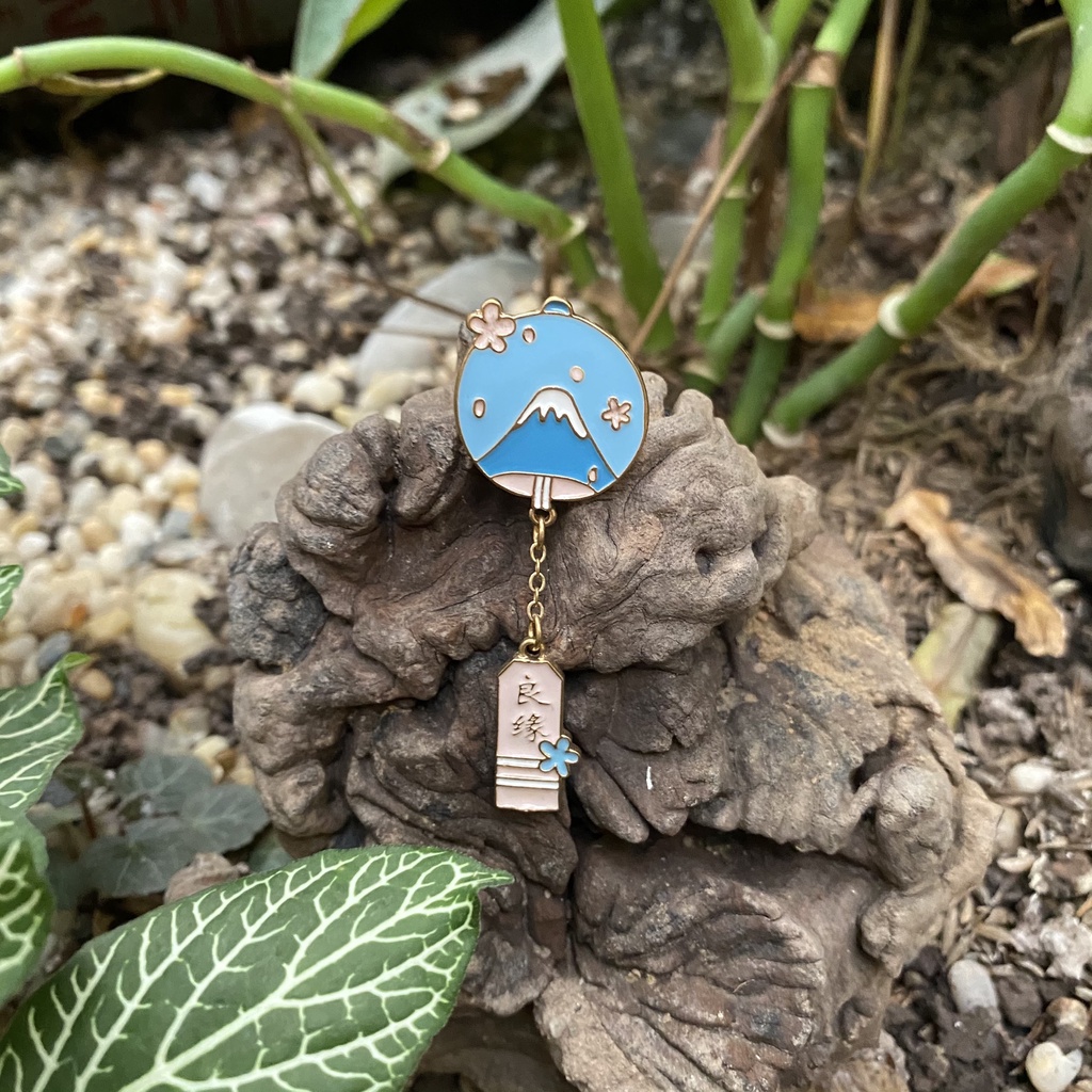 Pin cài áo Chuông gió May mắn