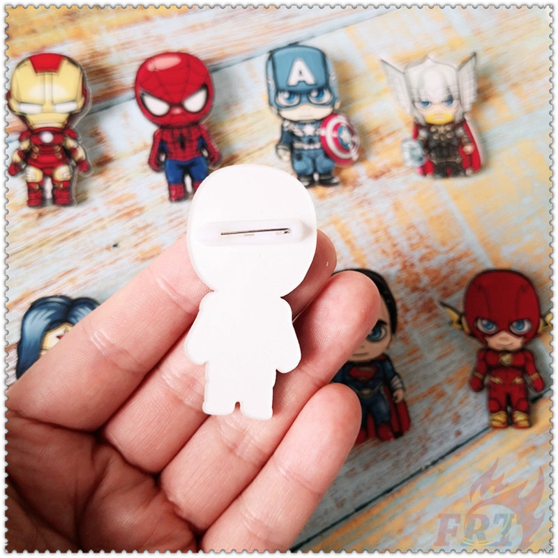 Ghim cài áo nhựa acrylic phong cách hoạt hình DC Marvel 8 phong cách tùy chọn