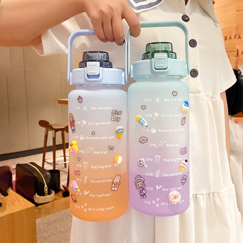 Bình nước 2 lít tặng Sticker dành cho người lười uống nước Fan House bình nước cute 2L có ống hút, vạch chia nhắc giờ