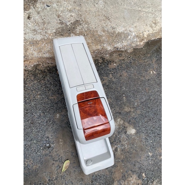 Con ngựa  tháo xe Lexus RX330 . có đế sắt bắt xuống sàn