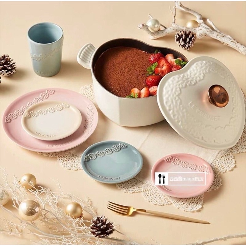 Nồi gang Le Creuset hình trái tim khắc hoa, gang tráng men cao cấp 19cm, 2Ldùng nấu ăn trang trí decor nhà bếp
